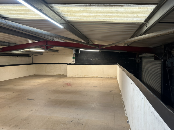 2600 sq. ft. High Industrial Unit (with Mezzanine Floor)